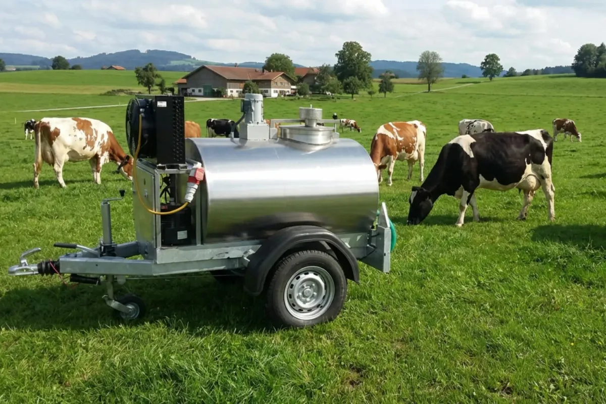 Edelstahltank als mobiler Milchtank auf einer Weide