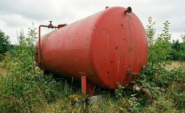 Löschwassertank auf einer Wiese