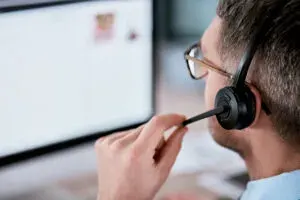 Beraterin mit Headset am Bildschirm