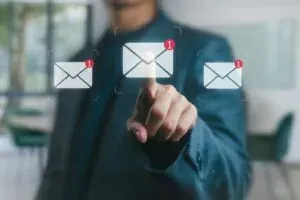 Zwei Personen besprechen einen Projektplan
