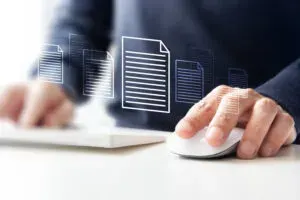 Hand notiert die Projekteckdaten
