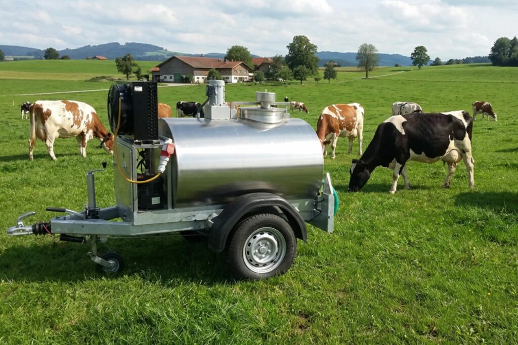 Edelstahltank als mobiler Milchtank auf einer Weide
